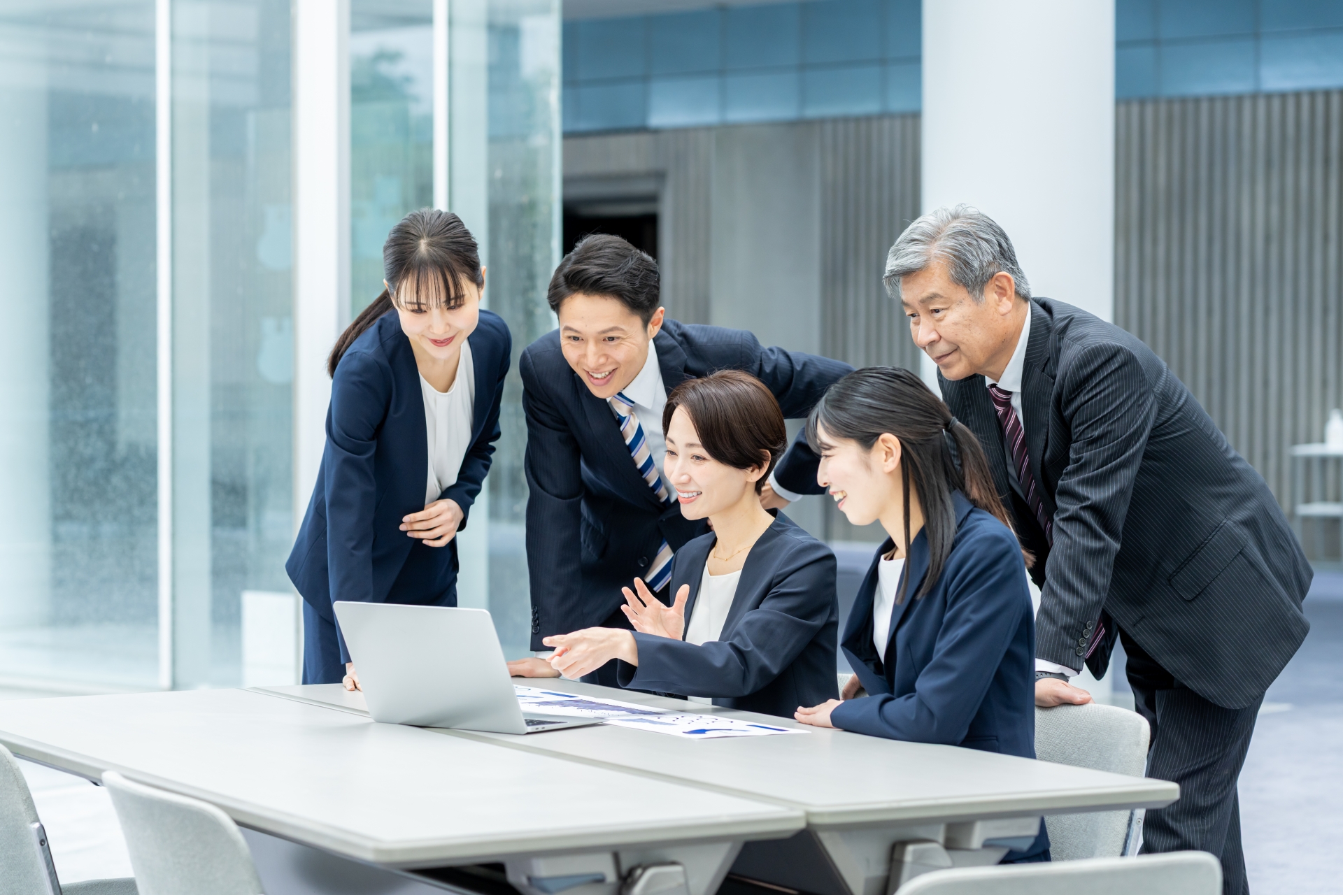 打合せをするビジネスチーム